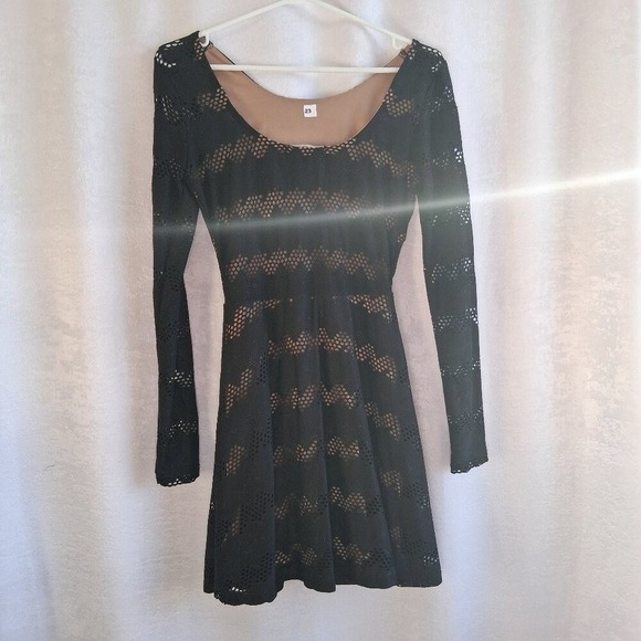 Item 23 – Sultry Sophistication: Lace Peek-Through Derek Heart Long Sleeve Form- - Picture 3 of 6